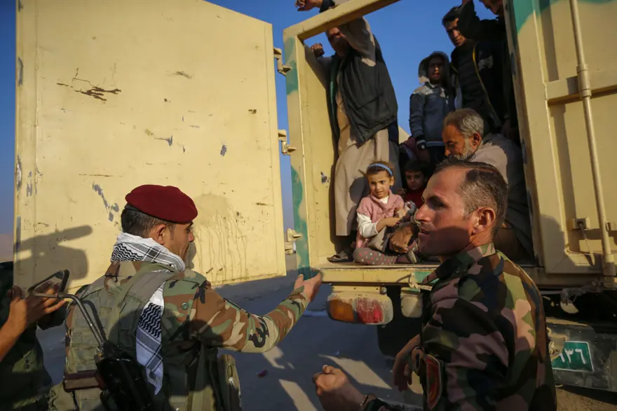 Savaştan minik kedisiyle kaçtı 