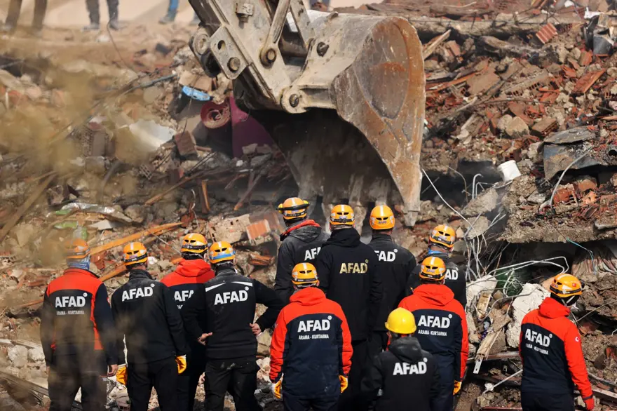 Konya'da 4 katlı bina çöktü: İki kişi yaşamınıyitirdi, üç kişi sağ kurtarıldı 