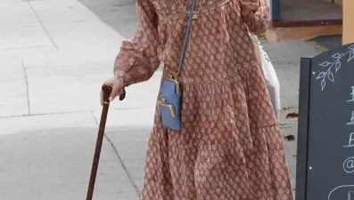 MS hastalığına yakalanan Selma Blair bastonuyla