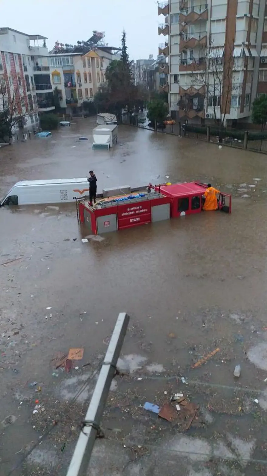 Antalya'da sel ve su baskını: 1 kişi yaşamını yitirdi, 3 ilçede okullar yarın da tatil (4 şehir için turuncu kodlu uyarı) 15