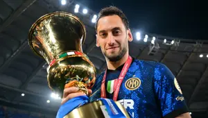Hakan Çalhanoğlu'nun ilk İtalya Kupası zaferi Hakan Çalhanoğlu'nun ilk İtalya Kupası zaferi