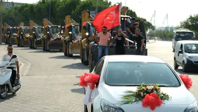 Düğün konvoyunu gören dönüp bir daha baktı