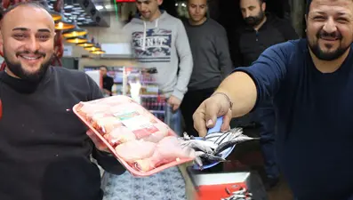 Balıkçı ve kasabın indirim yarışı: Renkli görüntülere sahne oldu