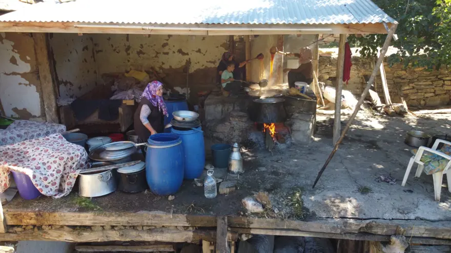 Dut yaprakları kaşık, su kabakları kepçe olarak kullanılıyor! Meşe külüyle harmanlayıp 2 gün 3 gecede yapıyorlar 1