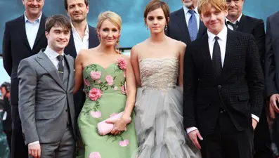 Kendini Ukrayna Başkanı Vladimir Zelenski olarak tanıtan Rus komedyen J. K. Rowling'e şaka yaptı