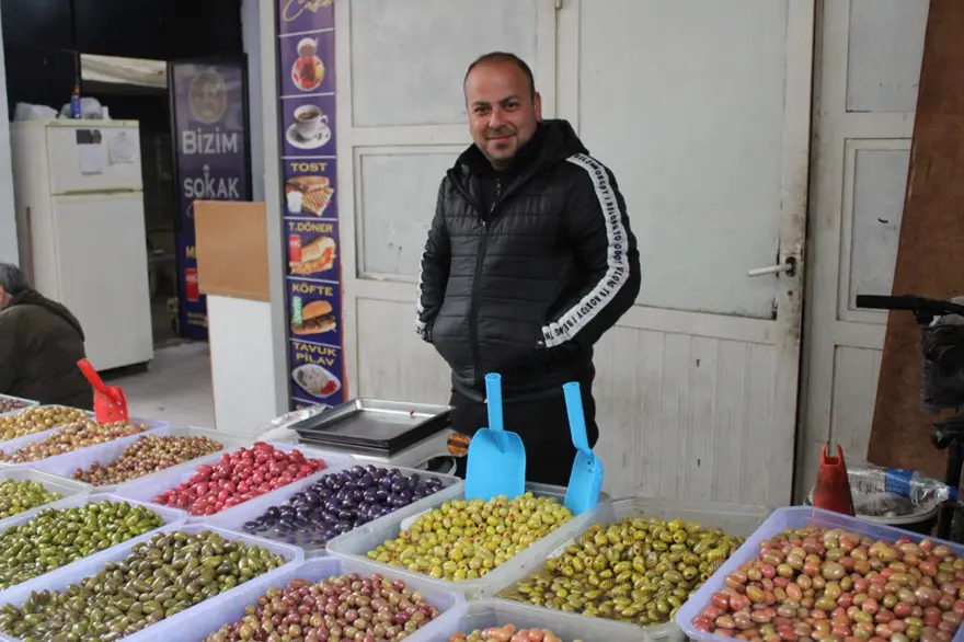 Pazarın en renkli tezgahı: 30 çeşidi var, 7 ay su içinde bekliyor 2