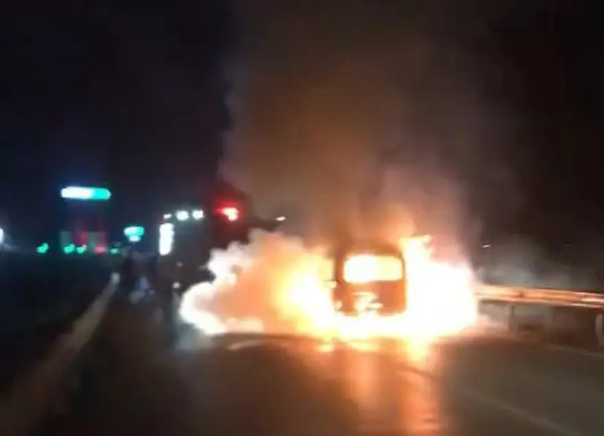 Seyir halindeki araç yandı 5