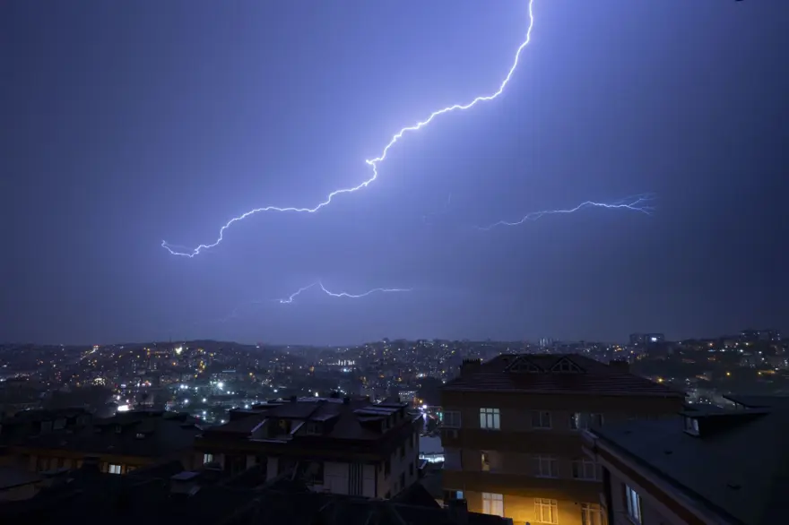 Sağanak ve fırtına birçok kentte hayatı olumsuz etkiledi 1 Sağanak ve fırtına birçok kentte hayatı olumsuz etkiledi 1