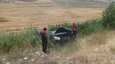 Otomobil şarampole uçtu, 2 kişi  yarandı