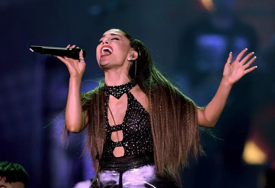 Ariana Grande 'Tanrı Kadındır' adında parfüm çıkardı 4