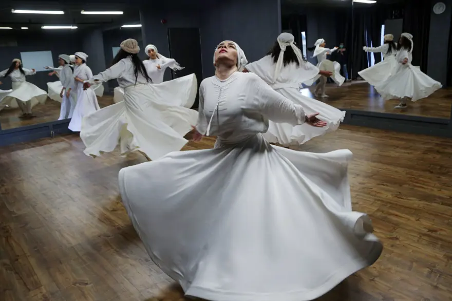 İranlı kadın dansçıların en büyük arzusu halka açık performans sergilemek 16