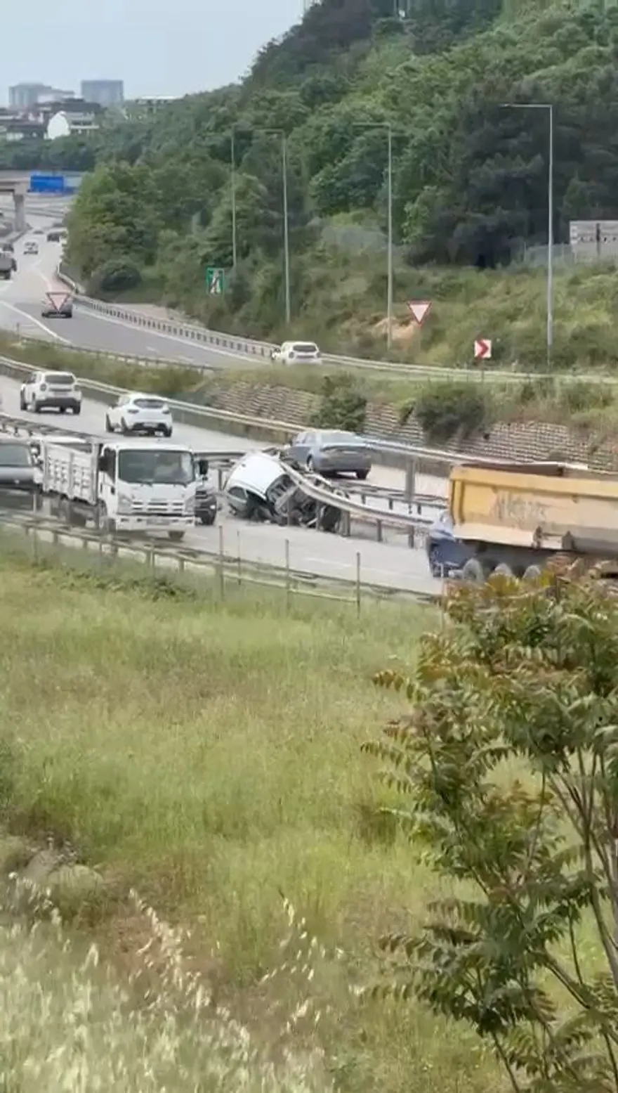 Şile Otoyolu’nda kaza:Otomobil yol ile bariyer arasında sıkıştı 