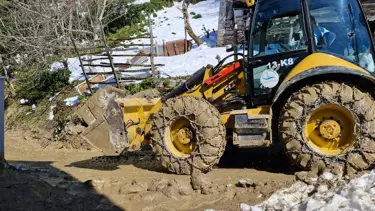 Rize'de heyelan: Köy yolu kapandı, 4 ev zarar gördü