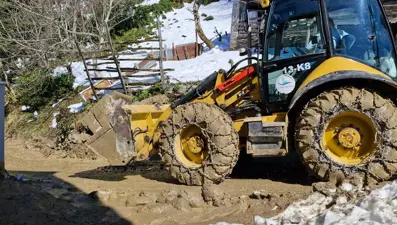 Rize'de heyelan: Köy yolu kapandı, 4 ev zarar gördü