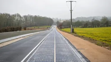 Dünyanın güneş enerjili ilk yolu trafiğe açıldı