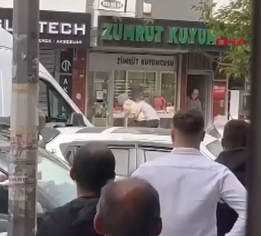 Küçükçekmece’dekuyumcuyu soymaya çalışan hırsıza linç girişimi 