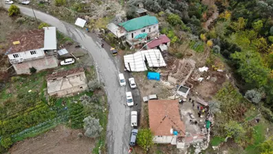 Aydın'da fırtına: Çatılar uçtu, ağaçlar söküldü