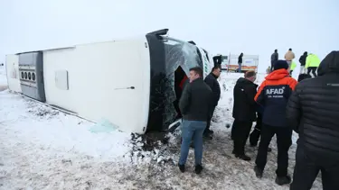 Kars'ta yolcu otobüsü devrildi: 23 yaralı
