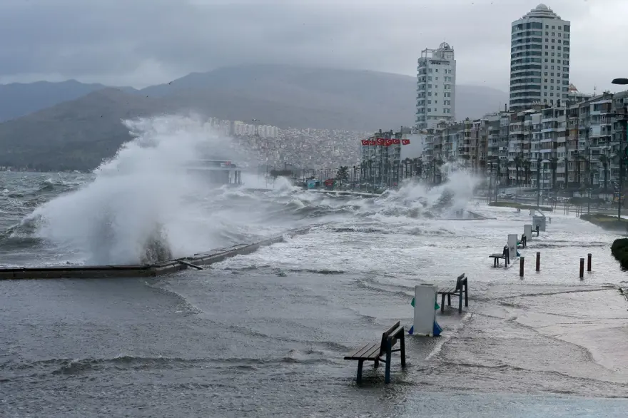 İzmir'de fırtına: Deniz taştı, işyerlerini su bastı 13