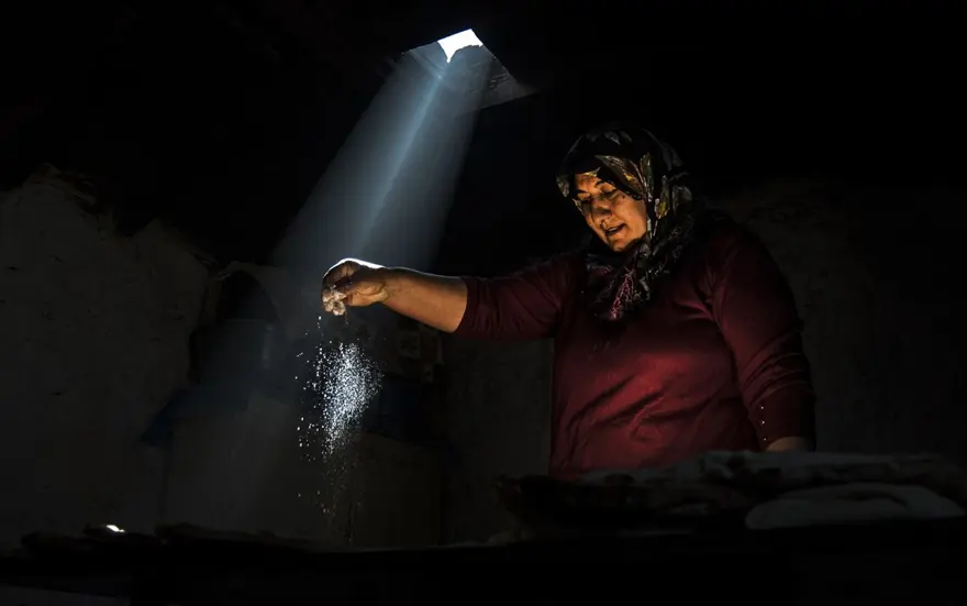 Karslı kadınlar ramazan ayında tandırları yöresel lezzetler için yaktı 4