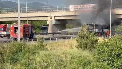 İstanbul yolunda trafik durdu: Yolcu otobüsü alev alev yandı