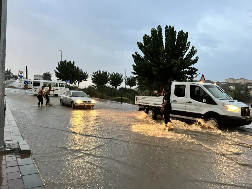 Kuvvetli sağanak birçok ilde hayatı felç etti: Sele kapılan 3 kişi hayatını kaybetti, 1 bebek kayıp 49