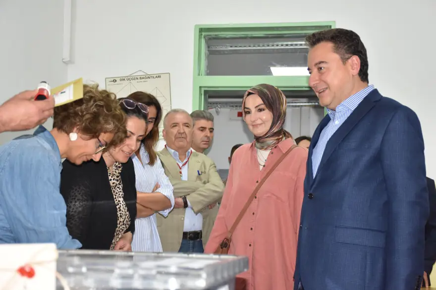 Cumhurbaşkanı adayları ve liderler oylarını kullanıyor 9