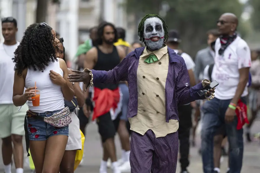 İngiltere'de düzenlenen Notting Hill Karnavalı'ndan renkli görüntüler 16 İngiltere'de düzenlenen Notting Hill Karnavalı'ndan renkli görüntüler 16