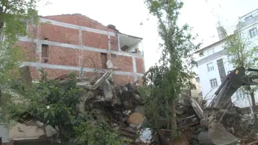 Avcılar'da ilginç görüntü: Bitişiğindeki binanın duvarını kullanıyormuş
