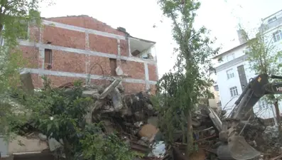 Avcılar'da ilginç görüntü: Bitişiğindeki binanın duvarını kullanıyormuş