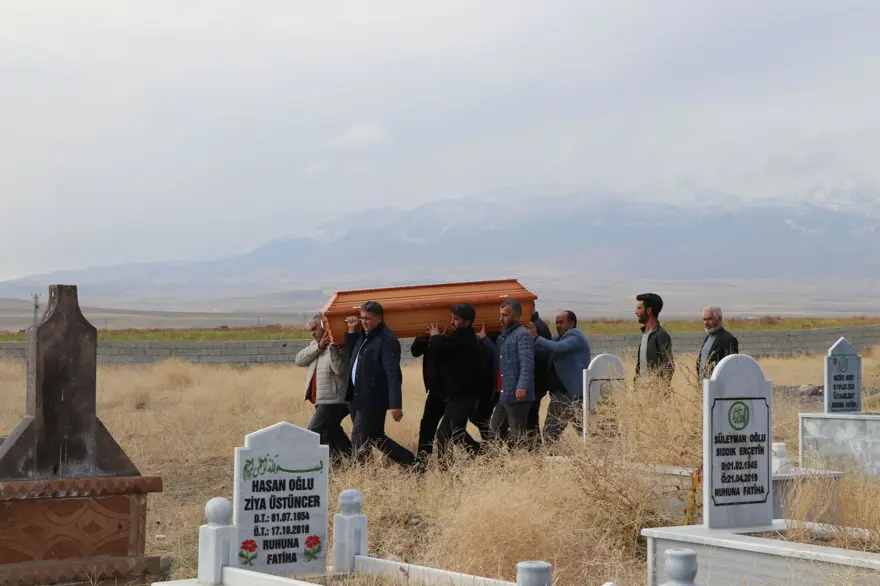 Kuduzdan hayatını kaybeden çocuğa veda 