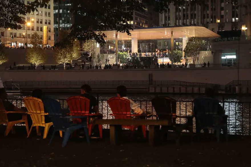 Apple Chicago'da çatısı "MacBook" şeklinde mağaza açtı 12 Apple Chicago'da çatısı "MacBook" şeklinde mağaza açtı 12