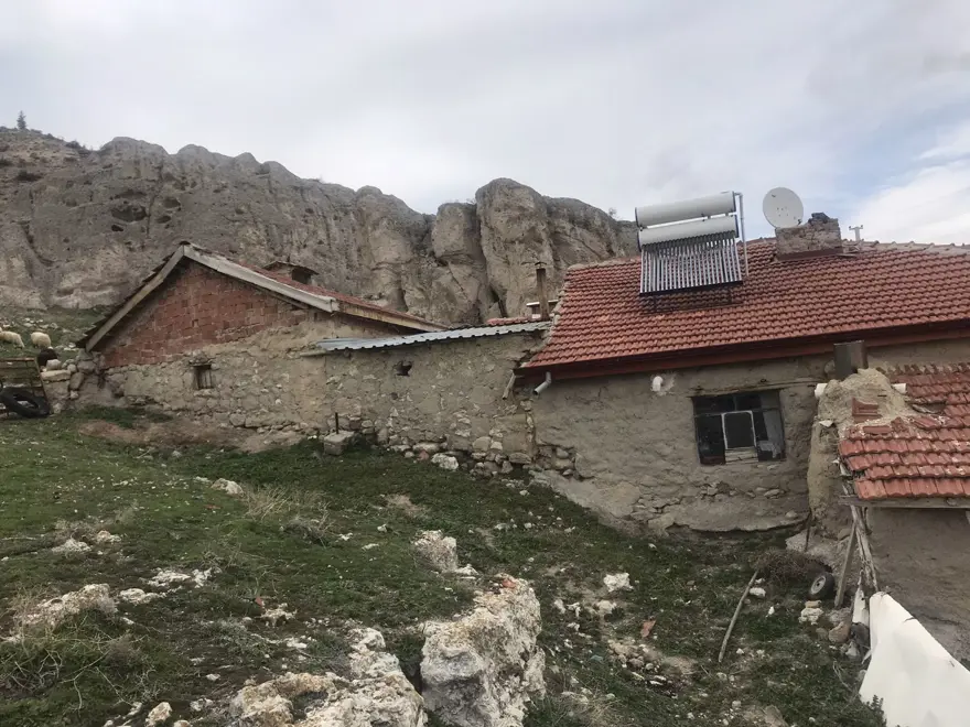 Dağdan kopan dev kayalar yerleşim yerine geldi | Fay hattının başladığı nokta 