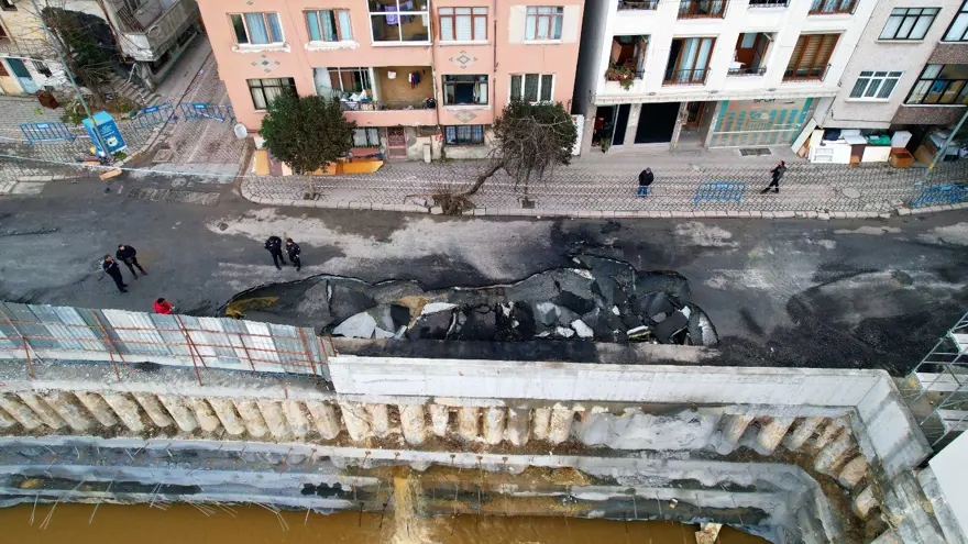 Zeytinburnu'nda doğalgaz borusu patladı: Yol çöktü, 4 araç yandı 12