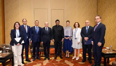 Bakan Şimşek, Asya'daki ilk yatırımcı toplantısı için Singapur'da