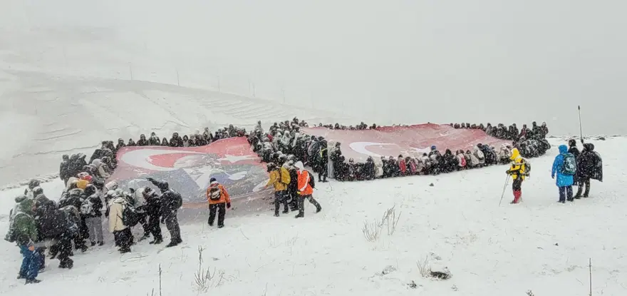 Cumhuriyet Bayramı kutlamasında tipiye yakalandılar: Kar altında Cumhuriyet coşkusu 3 Cumhuriyet Bayramı kutlamasında tipiye yakalandılar: Kar altında Cumhuriyet coşkusu 3