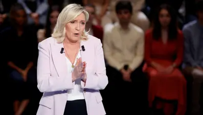 Le Pen'in siyasi yasağı kısaldı, elektronik kelepçe kararı çıktı