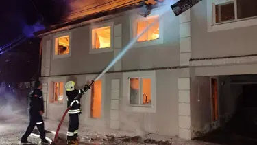 Muğla'da çıkan yangında iki katlı ahşap ev kullanılamaz hale geldi