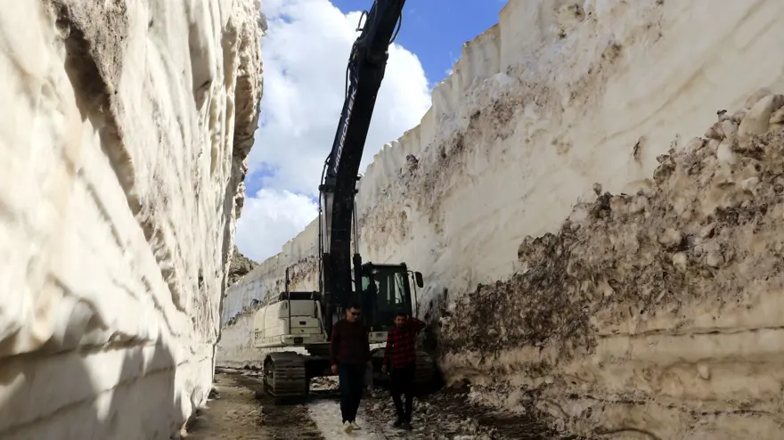 Yüksekova'da, mayıs sonu 8 metrelik karla mücadele 3
