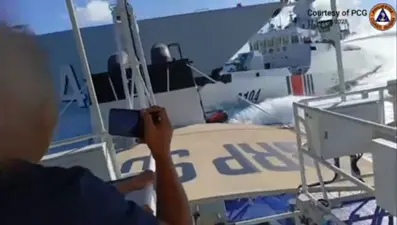 Çin gemisi Filipin savaş gemisini taciz ederken beklenmedik bir darbe yedi