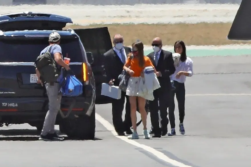 Ben Affleck ile Ana de Armas'dan özel jetle tatile çıktı 2