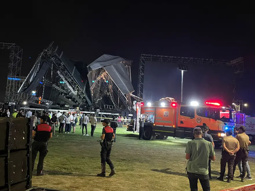 İzmir'de Tarkan konseri için kurulan sahne çöktü 4