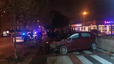 Kaza yapan sürücü, otomobili bırakıp kaçtı