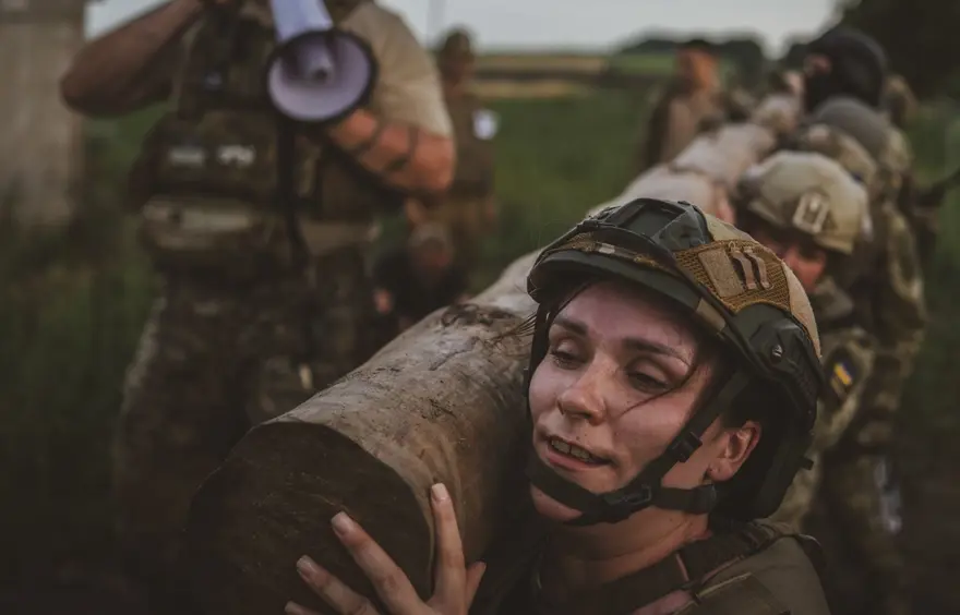 Ukraynalı kadınlar cephede görev almak için hazırlık yapıyor 62 Ukraynalı kadınlar cephede görev almak için hazırlık yapıyor 62