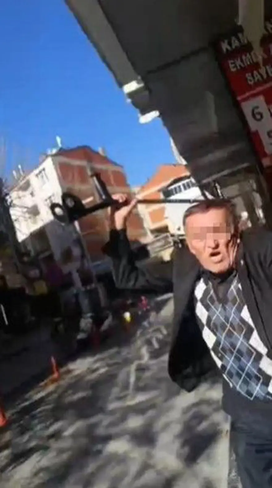 Tek ayağı alçılı iş yeri sahibinden kiracısına koltukdeğnekli dayak 