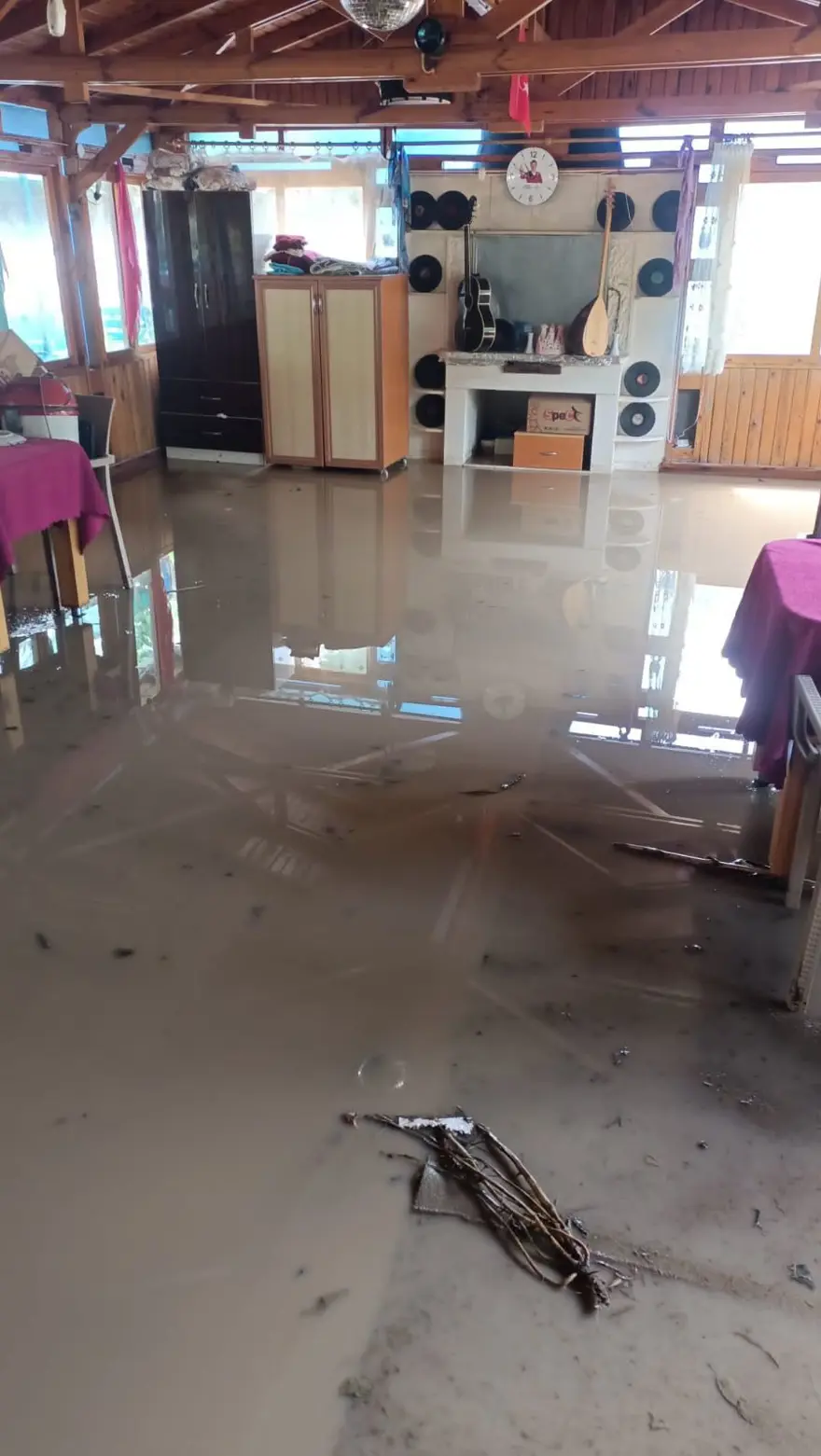 Antalya’da şiddetli yağmur hayatı felç etti:  Otomobil sel sularıyla sürüklendi 8