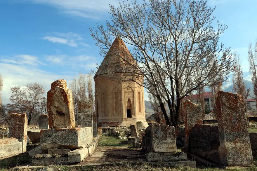 700 yıllık kümbet 15 yıl sonra kurtuldu 7