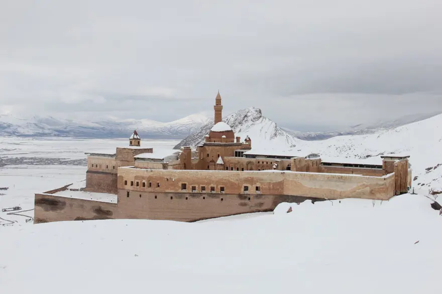 İshak Paşa Sarayı ilkbaharda karlı manzarasıyla ziyaretçilerini ağırlıyor 3 İshak Paşa Sarayı ilkbaharda karlı manzarasıyla ziyaretçilerini ağırlıyor 3