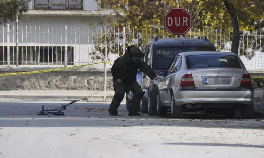 Konya'da polis memurunun aracına bomba 3 Konya'da polis memurunun aracına bomba 3