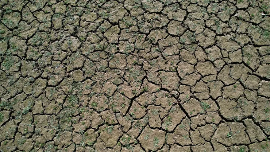 Göl resmen çöle döndü: Yüzde 90'ı kurudu, metrelerce çekildi 